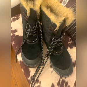 Clarks fur lined lace up 7.5 worn 3 times has a loop loose at top see picture